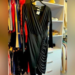 Beautiful black dress with long sleeves and zipper